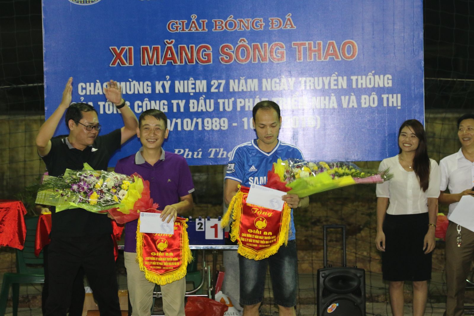 Đ/c Nguyễn Tiến Thuật, Bí thư Đoàn thanh niên trao giải cho Đội đạt giải Ba